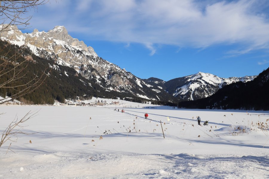 Winterwanderer auf dem zugefrorenen Haldensee