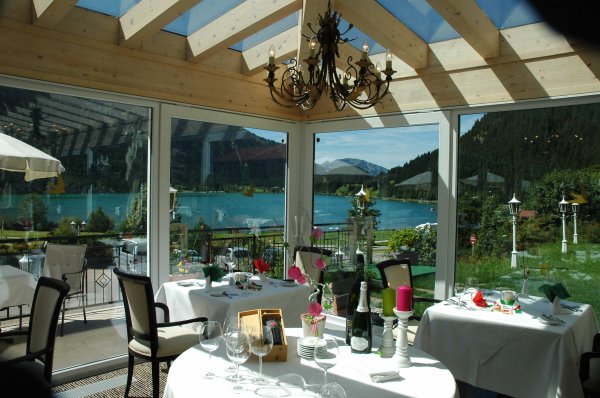 Restaurant mit Blick auf den See
