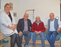 Anton Klotz (2. v. l.), Stiftungsratsvorsitzender der gemeinnützigen Familie Rauch-Stiftung ließ sich gemeinsam mit Waltraud Bickel, 2. Vorsitzende der Lebenshilfe Kempten (links), und Jürgen Schulz, Bereichsleiter Wohnen der Lebenshilfe Kempten (rechts), das neue Niederflurbett von Armin H. (2. v. r.) in der Wohngemeinschaft der Lebenshilfe Kempten in Waltenhofen zeigen. Die gemeinnützige Familie Rauch-Stiftung hatte die Anschaffung des Betts mit einer Spende ermöglicht.