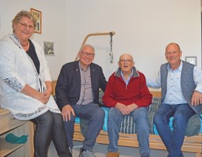 Anton Klotz (2. v. l.), Stiftungsratsvorsitzender der gemeinnützigen Familie Rauch-Stiftung ließ sich gemeinsam mit Waltraud Bickel, 2. Vorsitzende der Lebenshilfe Kempten (links), und Jürgen Schulz, Bereichsleiter Wohnen der Lebenshilfe Kempten (rechts), das neue Niederflurbett von Armin H. (2. v. r.) in der Wohngemeinschaft der Lebenshilfe Kempten in Waltenhofen zeigen. Die gemeinnützige Familie Rauch-Stiftung hatte die Anschaffung des Betts mit einer Spende ermöglicht.