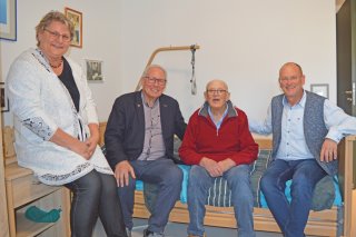 Gemeinnützige Familie Rauch-Stiftung unterstützt den Bereich Wohnen der Lebenshilfe Kempten Anton Klotz (2. v. l.), Stiftungsratsvorsitzender der gemeinnützigen Familie Rauch-Stiftung ließ sich gemeinsam mit Waltraud Bickel, 2. Vorsitzende der Lebenshilfe Kempten (links), und Jürgen Schulz, Bereichsleiter Wohnen der Lebenshilfe Kempten (rechts), das neue Niederflurbett von Armin H. (2. v. r.) in der Wohngemeinschaft der Lebenshilfe Kempten in Waltenhofen zeigen. Die gemeinnützige Familie Rauch-Stiftung hatte die Anschaffung des Betts mit einer Spende ermöglicht.