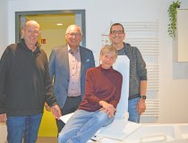 Die gemeinnützigen Familie Rauch-Stiftung hatte außerdem den Kauf eines elektrisch höhenverstellbaren Badewannenlifters für die Wohngemeinschaft in Waltenhofen mit einer Spende möglich gemacht. Auch diesen schaute sich Anton Klotz (2. v. l., Stiftungsratsvorsitzender) bei einem Besuch gemeinsam mit Jürgen Schulz (links, Bereichsleiter Wohnen der Lebenshilfe Kempten), Andrea H. (2. v. r.) und Thomas Henze (rechts, stellv. Hausleiter der Wohngemeinschaft der Lebenshilfe Kempten in Waltenhofen) an.