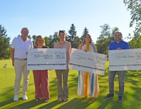 Sepp Huber, Vizepräsident des Allgäuer Golf- & Landclub e.V. (AGLC, links), übergab im Rahmen des Benefizgolfturniers der Gründerfamilie Ungemach-Hofgut Boschach drei Spendenschecks in Höhe von jeweils 3.333 Euro an den Kinderschutzbund Ottobeuren, das Jugendhaus Ottobeuren und die STIFTUNG Lebenshilfe Kempten (vertreten von Geschäftsführer Benjamin Fackler; rechts).