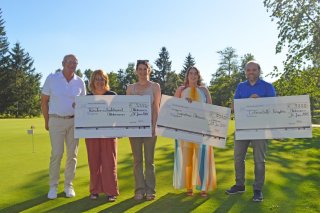 Benefizgolfturnier unterstützt die STIFTUNG Lebenshilfe Kempten mit 3.333 Euro Sepp Huber, Vizepräsident des Allgäuer Golf- & Landclub e.V. (AGLC, links), übergab im Rahmen des Benefizgolfturniers der Gründerfamilie Ungemach-Hofgut Boschach drei Spendenschecks in Höhe von jeweils 3.333 Euro an den Kinderschutzbund Ottobeuren, das Jugendhaus Ottobeuren und die STIFTUNG Lebenshilfe Kempten (vertreten von Geschäftsführer Benjamin Fackler; rechts).