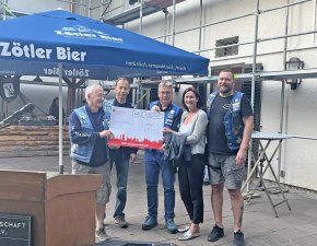 Die Blue Knights Germany 36 übergaben im Rahmen ihres Geburtstagswochenendes zum 11. Geburtstag einen Scheck in Höhe von 600 Euro an die Tom-Mutters-Schule, vertreten von ihrer Schulleiterin Susanne Wirth (2. v. r.).