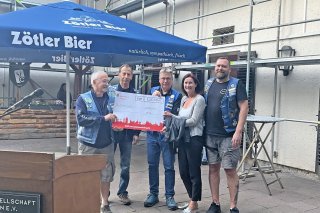 Die Blue Knights Germany 36 übergaben im Rahmen ihres Geburtstagswochenendes zum 11. Geburtstag einen Scheck in Höhe von 600 Euro an die Tom-Mutters-Schule, vertreten von ihrer Schulleiterin Susanne Wirth (2. v. r.).