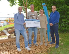 Der Verein Akuthilfe Allgäu machte die Anschaffung eines Klettergerüsts für den Garten der Frühförderung der Lebenshilfe Kempten mit einer Spende in Höhe von 3.000 Euro möglich. Das Bild zeigt v. l. n. r.: Simon Baur (Leiter d. Frühförderung d. Lebenshilfe Kempten), Andreas Schneider (Akuthilfe Allgäu), Angelika Götzl (Vorstand Akuthilfe Allgäu) und Benjamin Fackler (Geschäftsführer d. Lebenshilfe Kempten).
