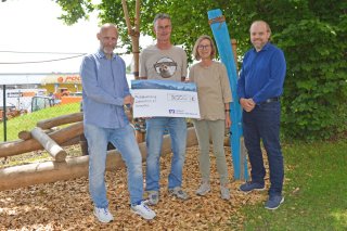 Der Verein Akuthilfe Allgäu machte die Anschaffung eines Klettergerüsts für den Garten der Frühförderung der Lebenshilfe Kempten mit einer Spende in Höhe von 3.000 Euro möglich. Das Bild zeigt v. l. n. r.: Simon Baur (Leiter d. Frühförderung d. Lebenshilfe Kempten), Andreas Schneider (Akuthilfe Allgäu), Angelika Götzl (Vorstand Akuthilfe Allgäu) und Benjamin Fackler (Geschäftsführer d. Lebenshilfe Kempten).