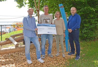 Akuthilfe Allgäu spendet 3.000 Euro an die Lebenshilfe Kempten Der Verein Akuthilfe Allgäu machte die Anschaffung eines Klettergerüsts für den Garten der Frühförderung der Lebenshilfe Kempten mit einer Spende in Höhe von 3.000 Euro möglich. Das Bild zeigt v. l. n. r.: Simon Baur (Leiter d. Frühförderung d. Lebenshilfe Kempten), Andreas Schneider (Akuthilfe Allgäu), Angelika Götzl (Vorstand Akuthilfe Allgäu) und Benjamin Fackler (Geschäftsführer d. Lebenshilfe Kempten).