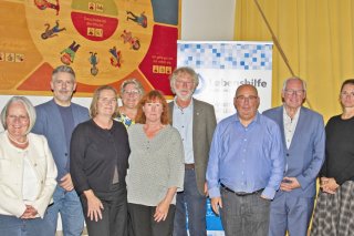 Vorstand und Geschäftsführung Die Geschäftsführung und der Vorstand der Lebenshilfe Kempten inkl. des Ehrenvorsitzenden v. l. n. r.: Benjamin Fackler (Geschäftsführer), Christine Lüddemann (Geschäftsführerin), Marcus Herschel (Beisitzer), Claudia Fornell (Beisitzerin), Waltraud Bickel (2. Vorsitzende), Marlies Wehn (Beisitzerin), Dr. Hermann Grimminger (Beisitzer), Bernhard Schmidt (1. Vorsitzender), Altlandrat Anton Klotz (Beisitzer), Susanne Jäger (Beisitzerin) und Klaus Meyer (Ehrenvorsitzender).