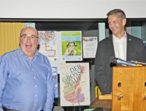 Bernhard Schmidt und Matthias Zimmermann (rechts), Prokurist und Werkstattleiter Hauptwerkstätte und Förderstätte der Allgäuer Werkstätten, der die Wahlleitung rund um die Vorstandswahl übernahm.