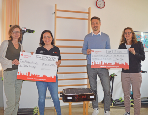 Neue Vibrationsplatte stärkt Kinder mit Behinderung in Kempten „Cents for help“ und die Sparkasse Allgäu machten mit ihrer Spende in Höhe von jeweils 2.000 Euro die Anschaffung einer Galileo-Vibrationsplatte in der Tom-Mutters-Schule möglich. Ayse Coeme (2. v. links) von „Cents for help“ und Björn Berwig (2. v. rechts) von der Sparkasse Allgäu überreichten Konrektorin Birgit Becker (links) und Physiotherapeutin Julia Schöll (rechts) symbolische Spendenschecks und ließen sich das Therapiegerät erklären