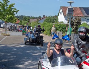 Mitfahrt im Motorrad-Gespann auf dem Marktfest Buchenberg Im Rahmen des Marktfests Buchenberg 2026 organisierten die Offenen Hilfen der Lebenshilfe Kempten gemeinsam mit dem Schützenverein Buchenberg und den Gespannfahrern Allgäu eine Motorrad-Gespannausfahrt.