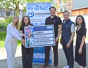 Allianz für Kinder in Bayern spendet an die Lebenshilfe Kempten Florian Klüpfel, Allianz Agenturinhaber Klüpfel & Klüpfel (3. v. r.) und Konrad Giraud, Leiter der Allianz Geschäftsstelle Kempten (2. v. r.) übergeben als Projektpaten gemeinsam mit Châu Báu Tang-Rupp, Geschäftsführerin Allianz für Kinder in Bayern e.V. (rechts), einen Spendenscheck in Höhe von 5.000 Euro für eine inklusive Party für Menschen mit und ohne Behinderung an Janina Janser (Koordinatorin für Freizeit, Bildung und Begegnung (FBB), links) und Hanna Kress (stellvertretende Leitung, 2. v. l.) aus den Offenen Hilfen der Lebenshilfe Kempten.