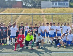 Inklusives Fussballturnier bei Stuttgart Die Inklusionsteams des FC Kempten in Kooperation mit der Lebenshilfe Kempten („Einfach Kicken“, in den weißen Trikots) und des 1. FC Sonthofen (in den schwarzen Trikots) nahmen gemeinsam an einem Inklusionsfußballturnier bei Stuttgart teil. Neben dem Sport standen das Miteinander und der Spaß im Mittelpunkt – es war ein toller Tag für alle.