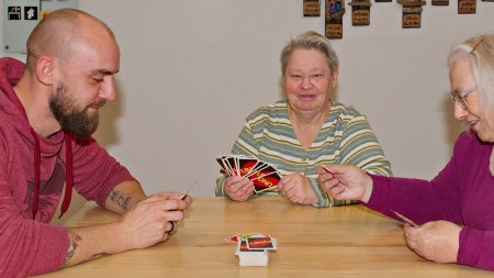 Beim Karten spielen im Wohnheim