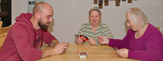 Beim Karten spielen im Wohnheim