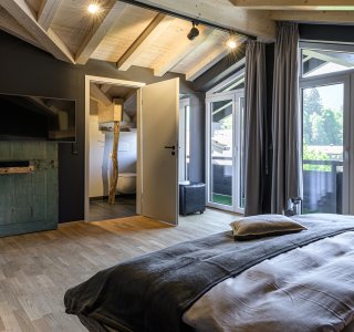 Großes Schlafzimmer mit Badezimmer “en Suite”