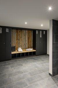 Eingangsbereich mit Duschen und Schränken