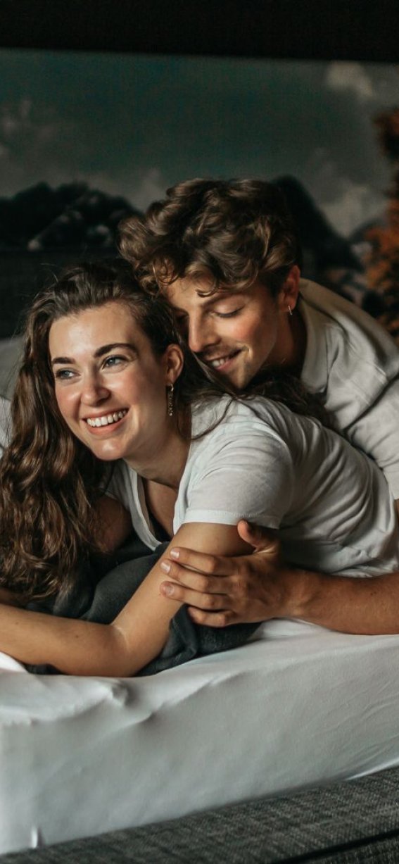 Ein Paar genießt einen ruhigen Moment voller Komfort, Entspannung und Geborgenheit in stilvoller, reduzierter Umgebung im Loretto