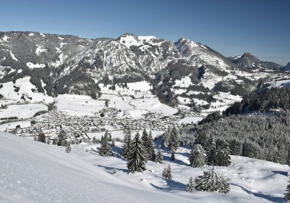 Bad Hindelang Tourismus Wolfgang B. Kleiner Ortsansicht Bad Hindelang Winter