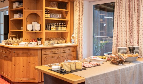 Frühstücksbuffet in einer gemütlichen Stube In einer Stube steht ein Frühstücksbuffet mit verschiedenen Speisen. Es ist hell und einladend.