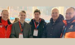 Auf dem Foto von links nach rechts: Der Präsident des Bayerischen Landes-Sportverbands Jörg Ammon, Staatsminister für Europaangelegenheiten Eric Beißwenger, Oberstdorfs Erster Bürgermeister Klaus King, der bayerische Innenminister Joachim Herrmann und der Präsident des Deutschen Skiverbands Jörg Flechtner Besuch bei der 74. Vierschanzentournee