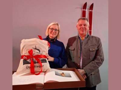 Nach dem Eintrag ins Goldene Buch Staatsministerin Dr. Schenderlein und Zweiter Bürgermeister Friedrich Sehrwind