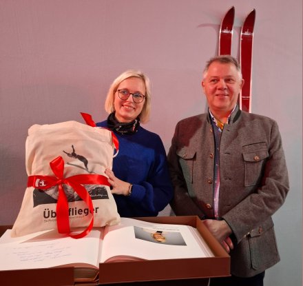 Geschenk&uuml;bergabe