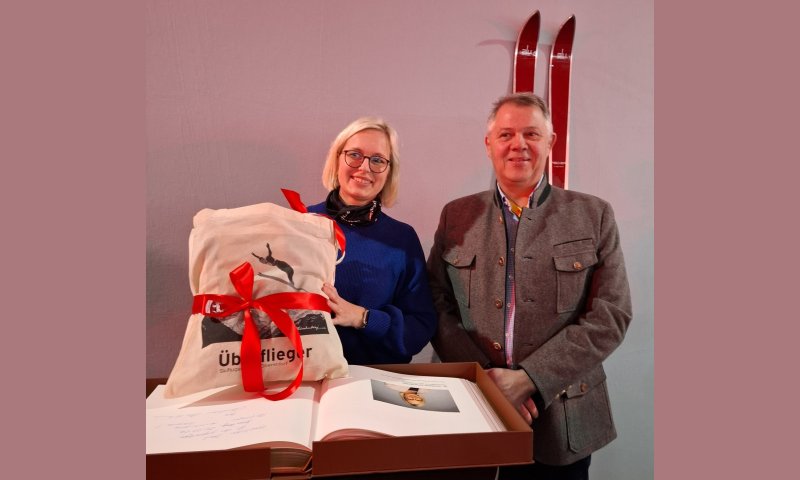 Nach dem Eintrag ins Goldene Buch Staatsministerin Dr. Schenderlein und Zweiter Bürgermeister Friedrich Sehrwind