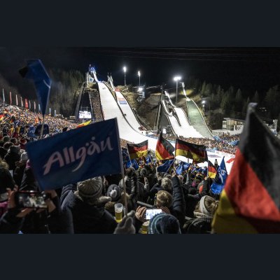 Stimmung im vollen Skisprungstadium