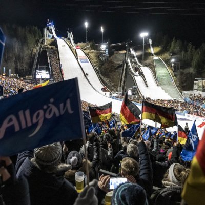 Stimmung im vollen Skisprungstadium
