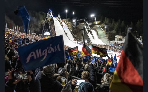 Stimmung im vollen Skisprungstadium