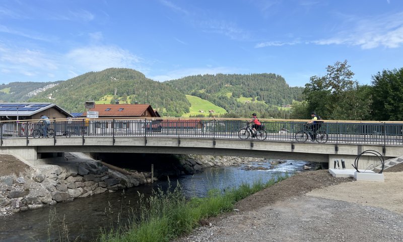 Die neue Geh- und Radwegbrücke Seitenansicht