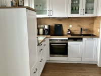 Diese behagliche Küche beinhaltet alles, was eine Selbstversorgung gewährleistet. Ausgestattet mit einem großen Kühlschrank, einer Geschirrspülmaschine, Backofen, Ceranfeld, Mikrowelle, Kaffeemaschine, Wasserkocher und Toaster. Besteck, Geschirr und ausreichend Gläser sind vorhanden.