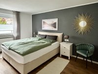 Die ideale Wohlfühloase mit kuschligem Bett und großem Kleiderschrank.