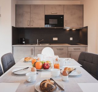 Essbereich mit voll ausgestatter Küche - Family Aparts Steinbock