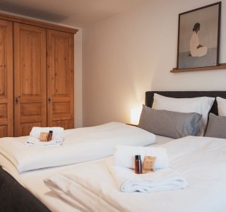 Schalfzimmer mit Boxspringbett - Family Aparts Steinbock