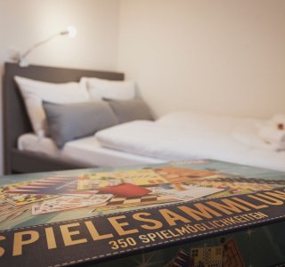 Schlafzimmer mit Queensizebett - Family Aparts Steinbock