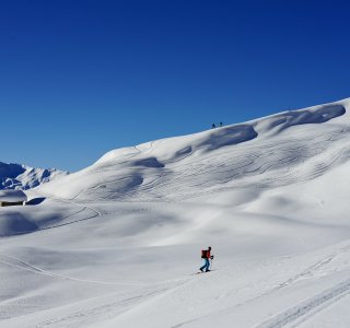 Skitouren St Antönien Hochfläche mit Almhütte