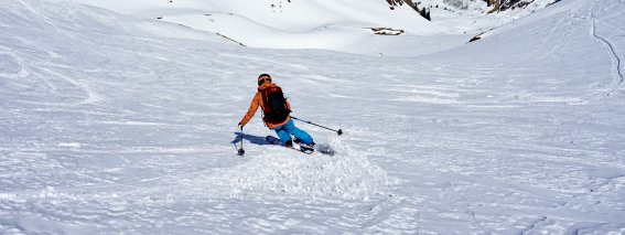 tiefschnee-abfahrt-skitour-allgäu