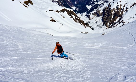 tiefschnee-abfahrt-skitour-allgäu