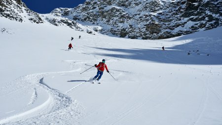 Skitourengruppe bei der Abfahrt