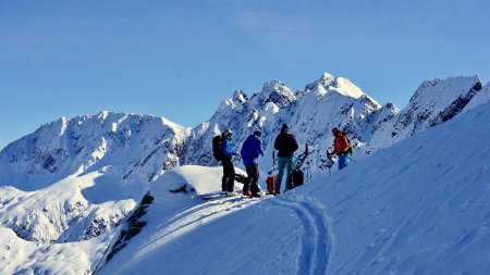mehrere Tourengeher, bergpanorama, skispur