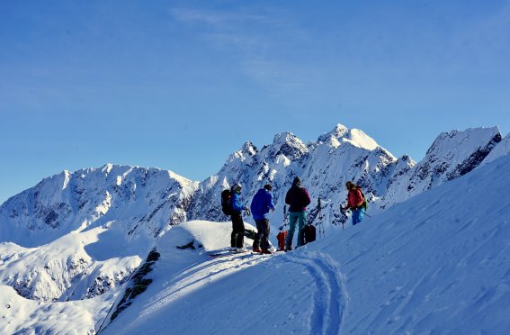 mehrere Tourengeher, bergpanorama, skispur