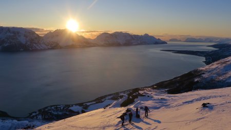 Skitour auf Nordmannvikktinden in der Mitternachtssonne, Kåfjord, Lyngen Alps