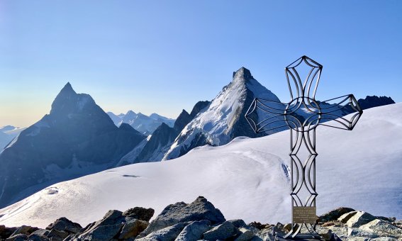 Tete Blanche Gipfelkreuz mit Matterhorn