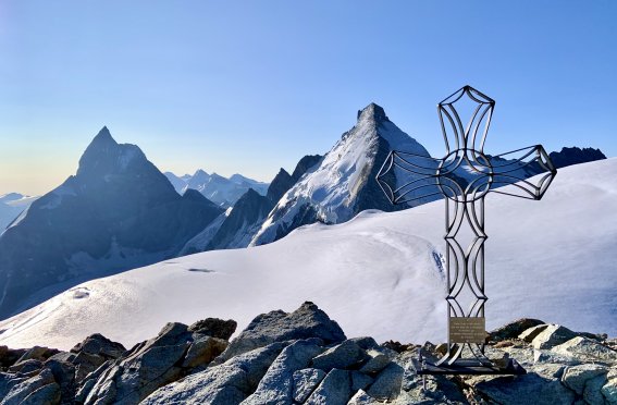 Tete Blanche Gipfelkreuz mit Matterhorn