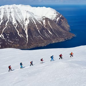 7 personen, Aufstieg mit ski, berge, blaues meer