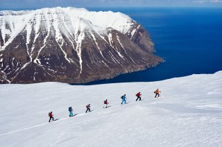Skitouren Island Dalvik Gruppe im Aufstieg